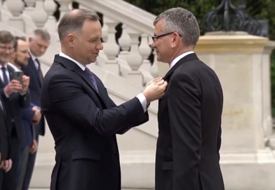 Burmistrz Starego Sącza odznaczony            Złotym Krzyżem Zasługi przez                Prezydenta RP Andrzeja Dudę