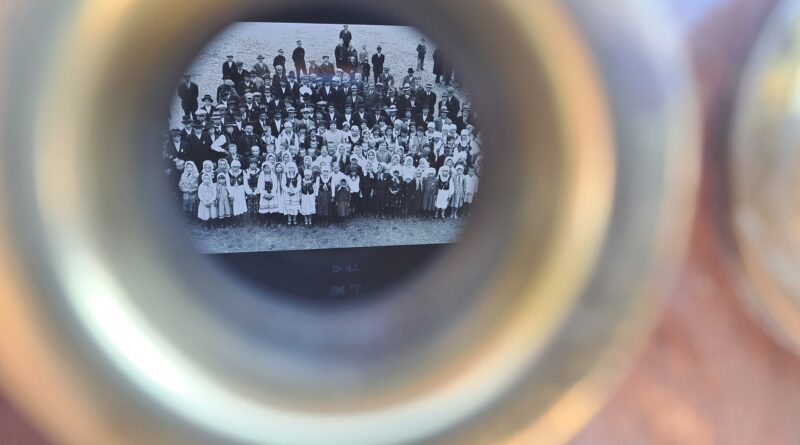 Archiwalny Fotoplastikon w rynku już działa! Zapraszamy wszystkich do odkrywania historii Starego Sącza i regionu!