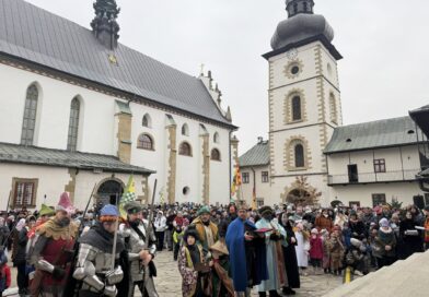 Kolorowy Orszak Trzech Króli przeszedł ulicami Starego Sącza