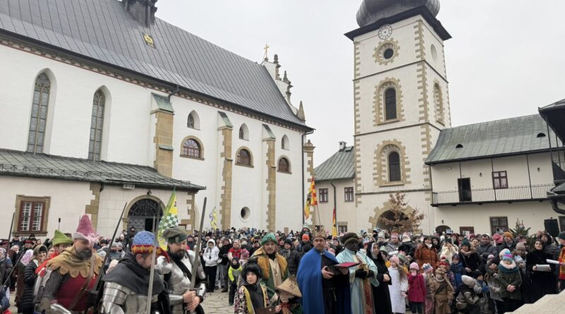 Kolorowy Orszak Trzech Króli przeszedł ulicami Starego Sącza