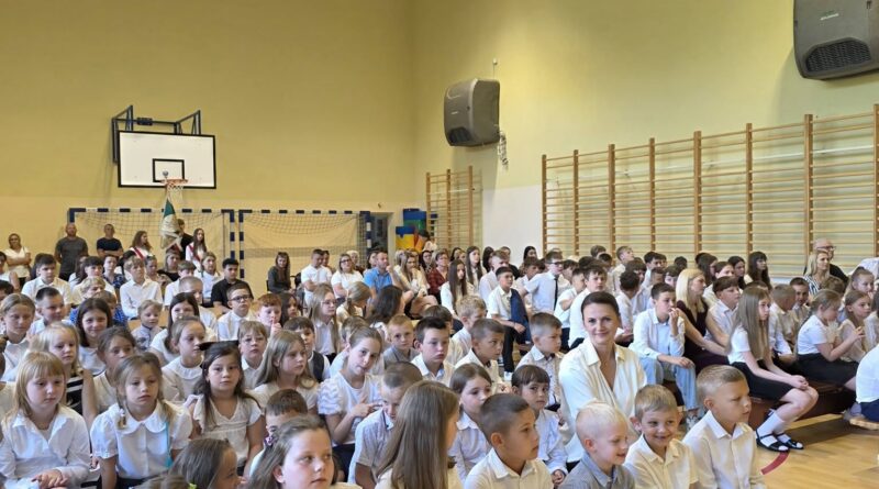 Wakacje rozpoczęte! Uczniowie Gminy Stary Sącz zakończyli rok szkolny 2025/2026.