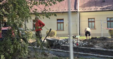 Stary Sącz zyskuje nowe zielone przestrzenie. Trwają prace przy placu Teresy Platy-Nowińskiej i Ogrodach św. Franciszka